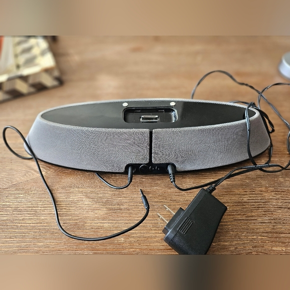 JBL On Stage 200iD High Performance Speaker Dock w/ Aux - Picture 4 of 5